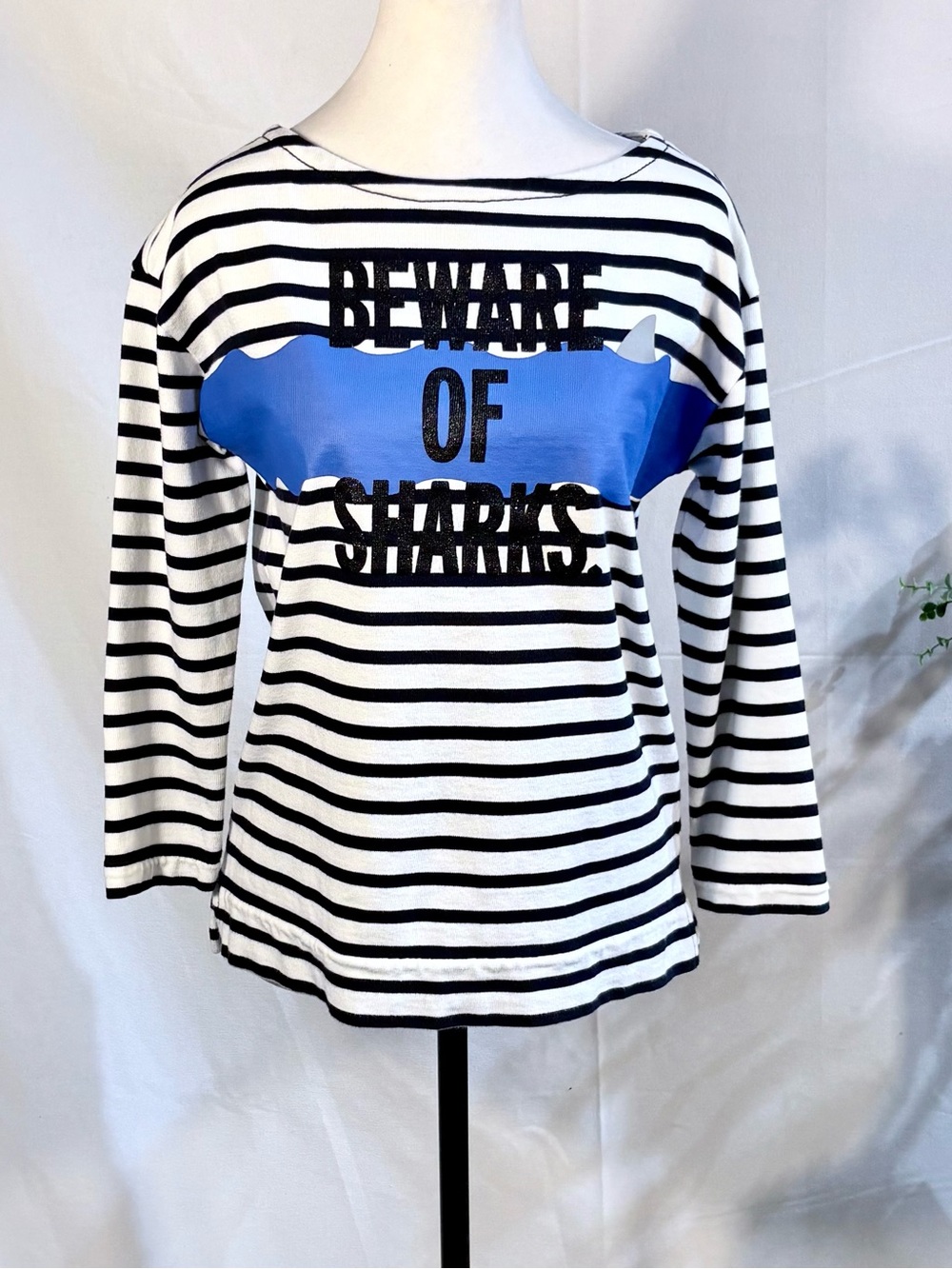 ๐ฅKate Spade Beware of Sharks Breton Stripe Sparkle Graphic Cotton Top Sz S๐งก